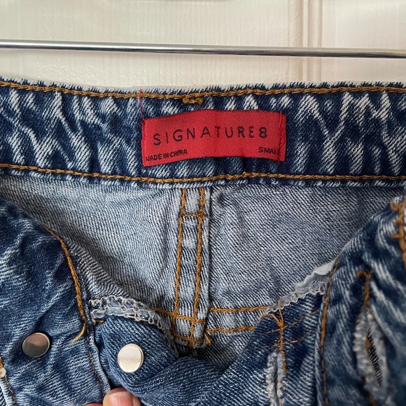 SIGNATURE8 Distressed Denim Cutoff Shorts Size S - Picture 4 of 9